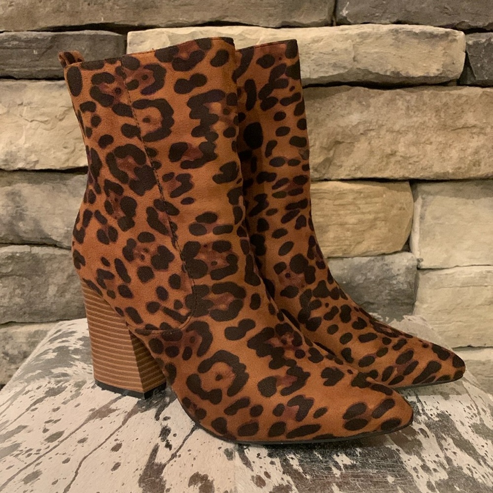 NWT VICI COLLECTION Beast Huntress Faux Suede Leopard Print Pointed Bootie 10